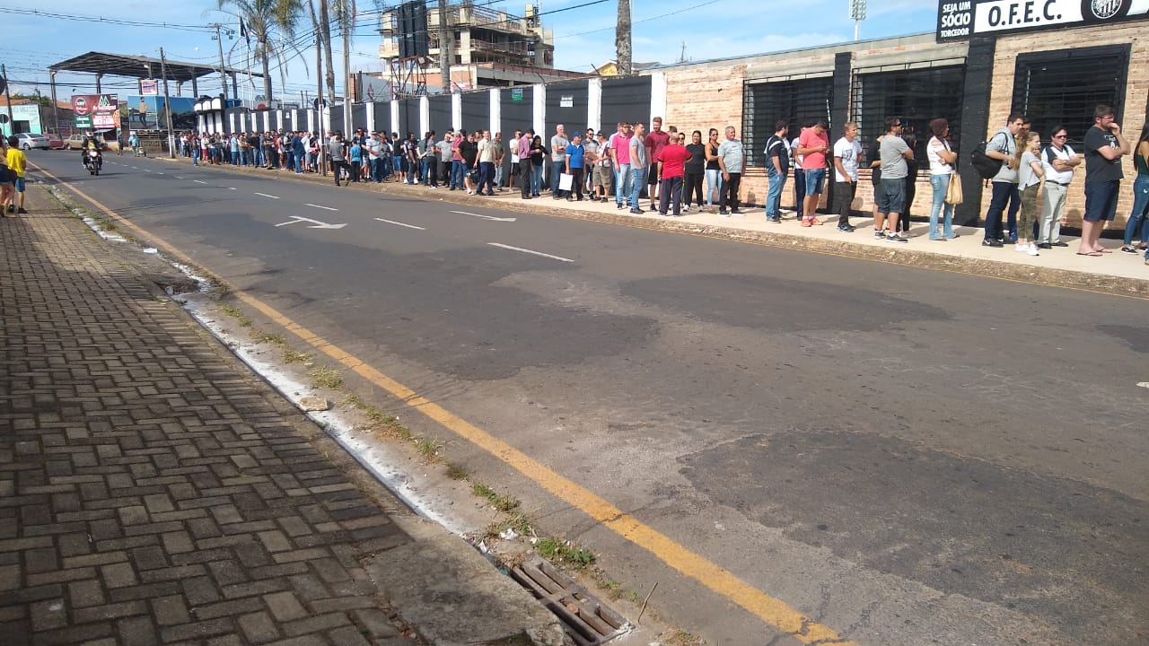 Torcedores do Operário fazem fila pra garantir ingresso pro clássico regional. Foto: Colaboração.