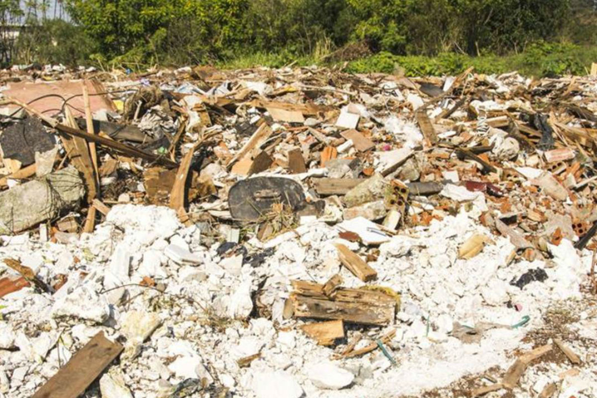 Lixo foi encontrado no Tatuquara, às margens do rio Barigui| Foto: Levy Ferreira/SMCS