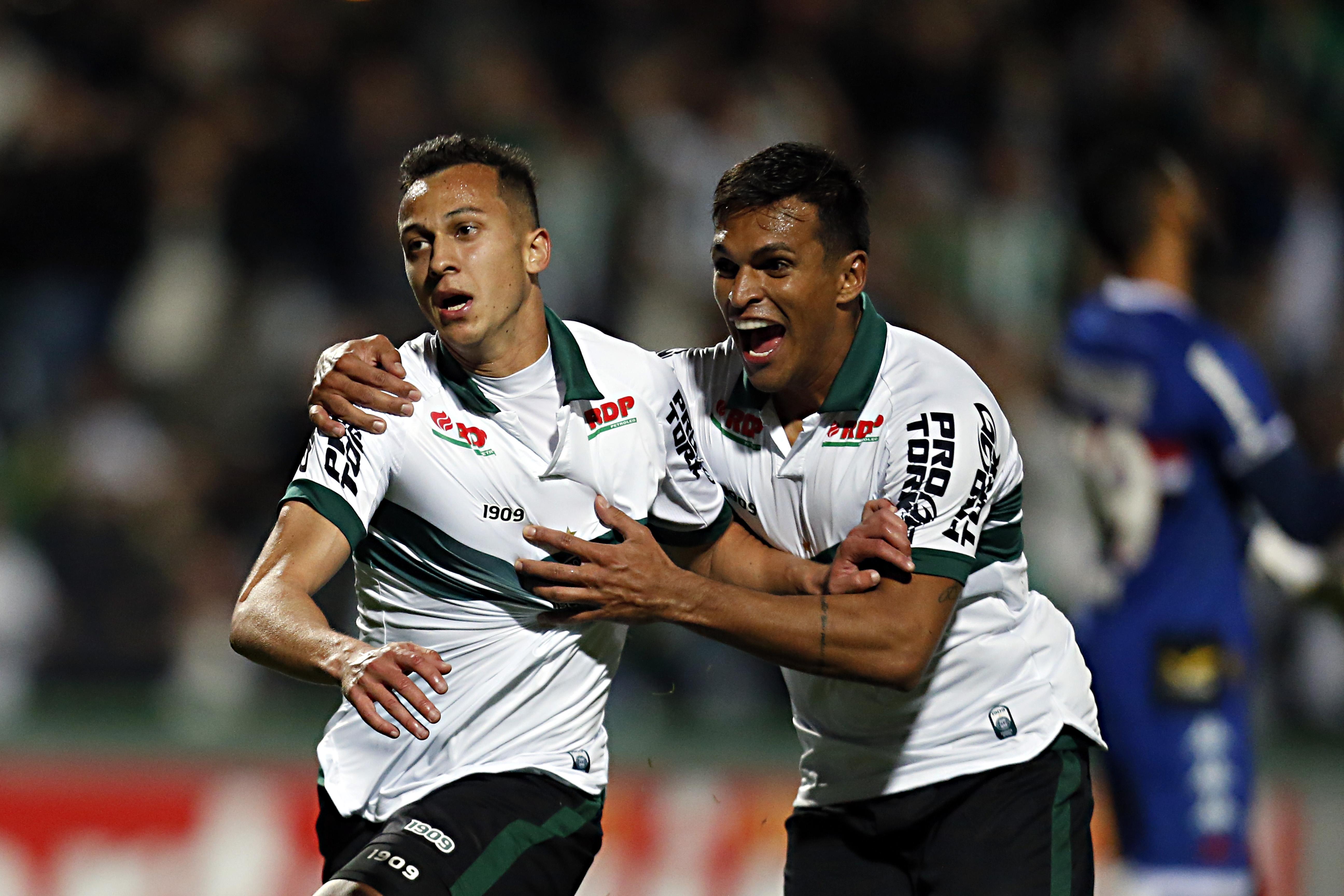 Juan Alano festeja com Robson. Foto: Albari Rosa.