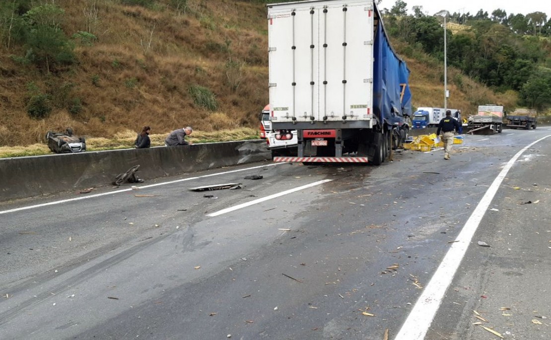Primeiro acidente foi um capotamento, que gerou outra colisão quando curiosos diminuíram a velocidade. Foto: Divulgação/PRF.