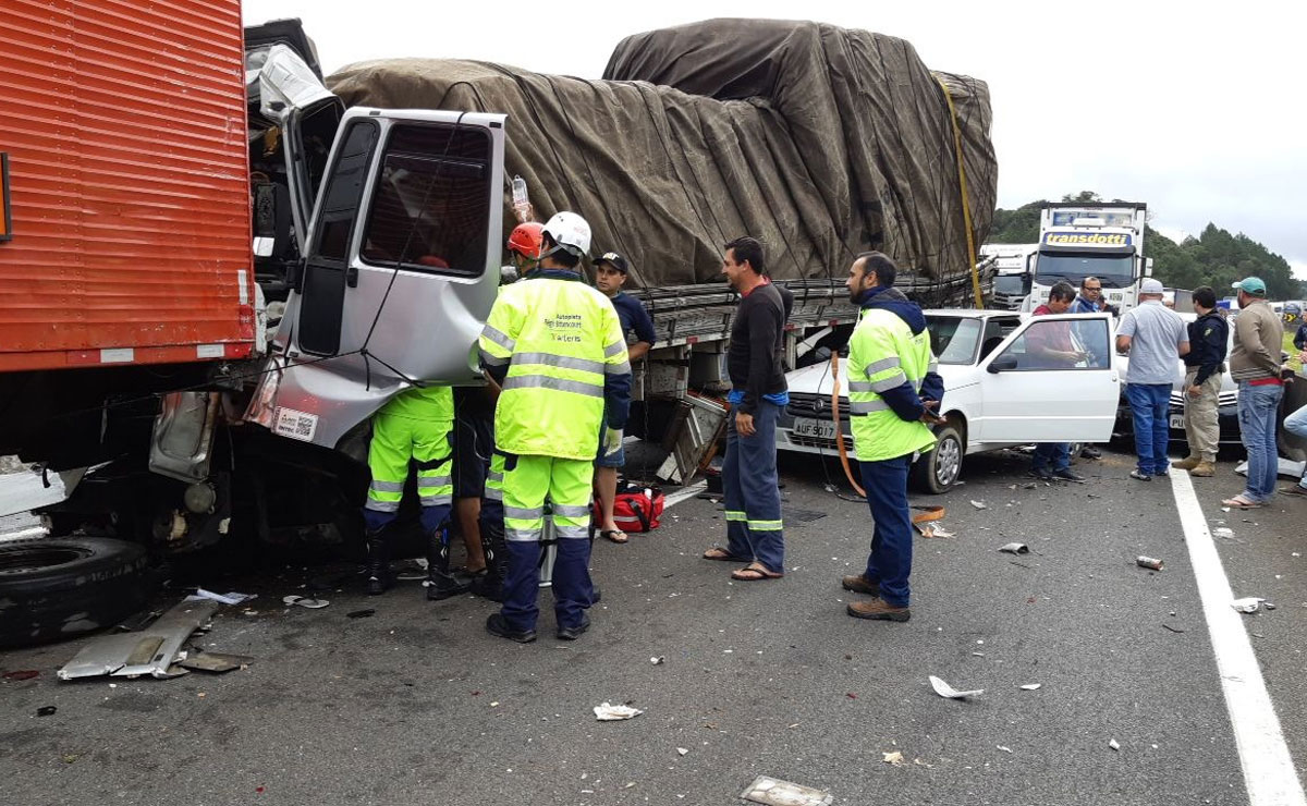 Segundo acidente foi o mais grave e envolveu cinco veículos. Foto: Divulgação/PRF.