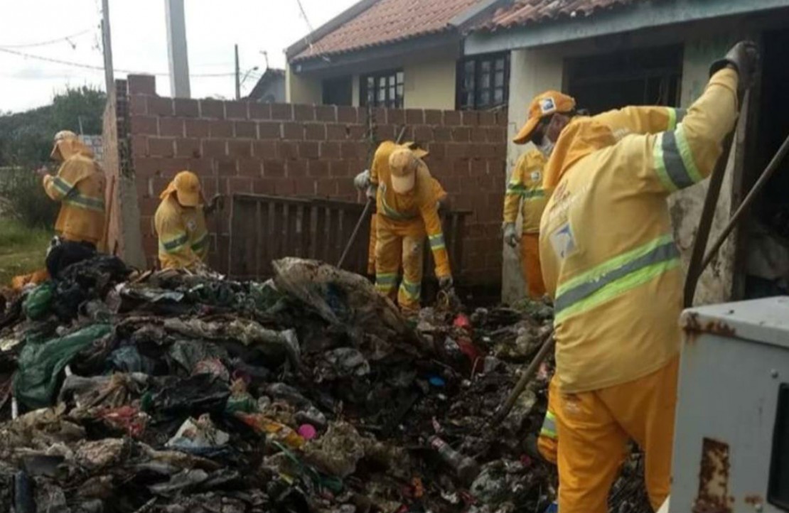 O equivalente a cinco caminhões de entulho foi recolhido da casa de um morador no bairro Tatuquara, em Curitiba. Foto: Divulgação/SMCS