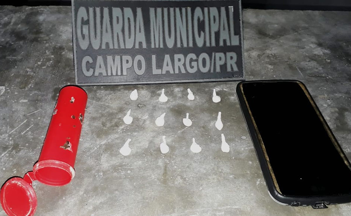 Junto com o suspeito, foram encontradas 12 buchas de substância análoga à crack, embaladas e prontas para a venda. Foto: Divulgação/GM Campo Largo