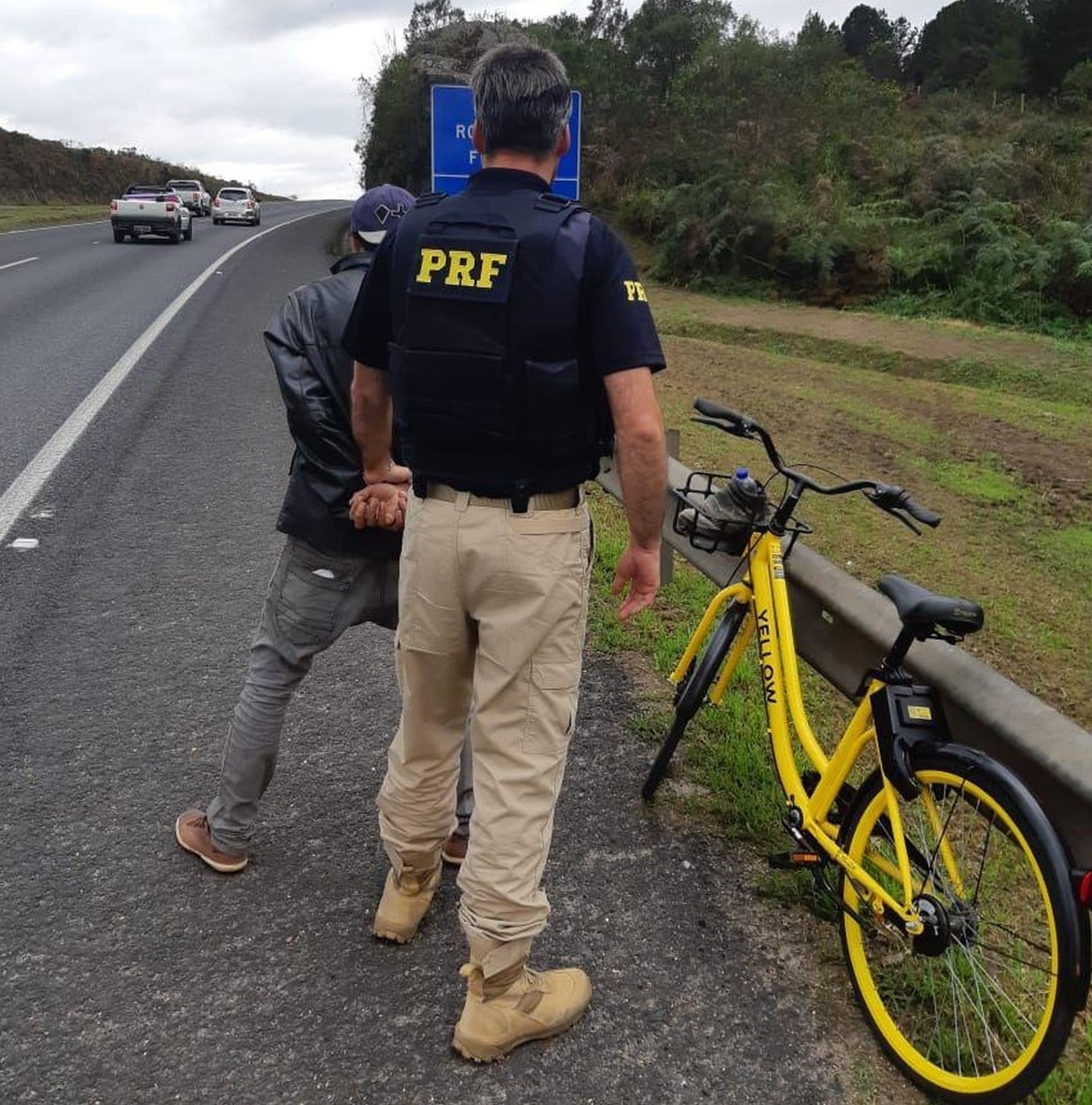 Homem foi flagrado com bike furtada a mais de 40 kms de Curitiba. Foto: Divulgação/PRF