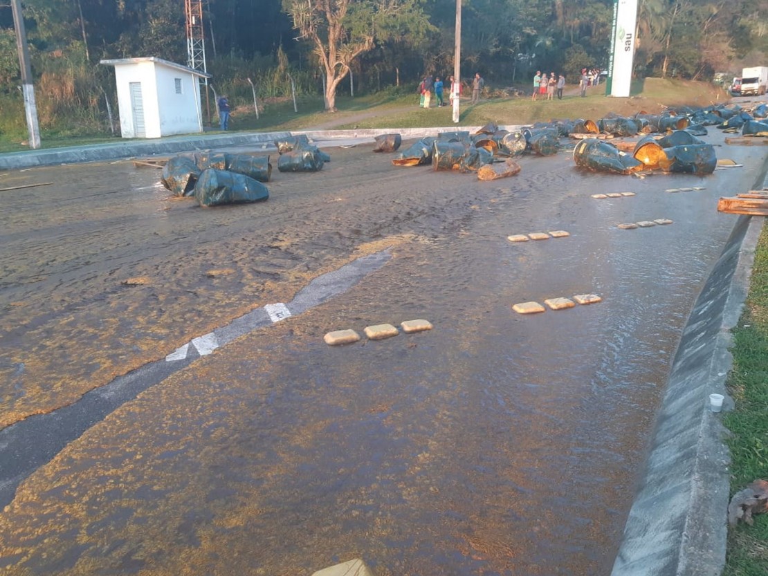 Carga de lecitina de soja, que forma uma espécie de melado, ficou espalhada pela pista. Foto: Divulgação/PRF