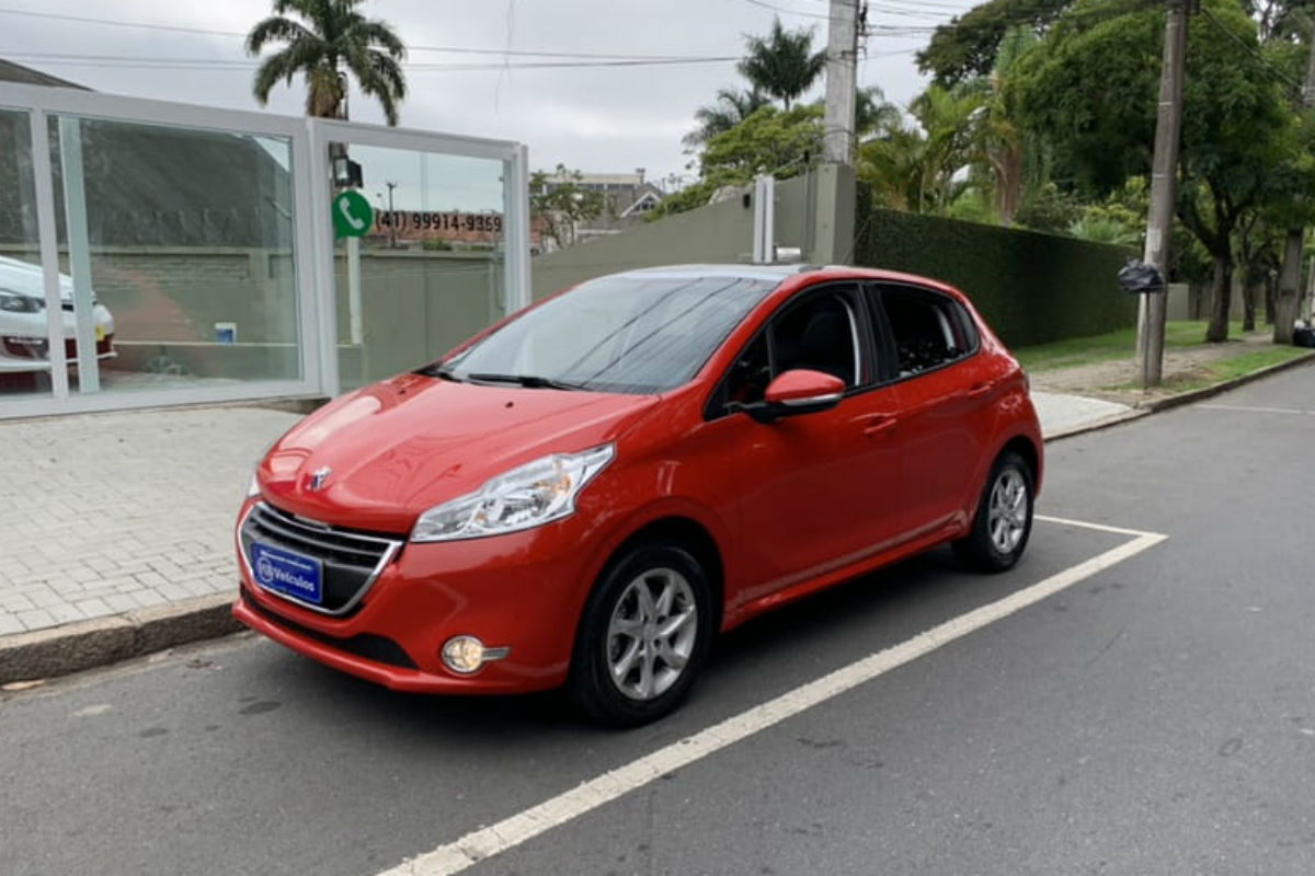 Peugeot levado pelos bandidos. Foto: Reprodução/Whatsapp.