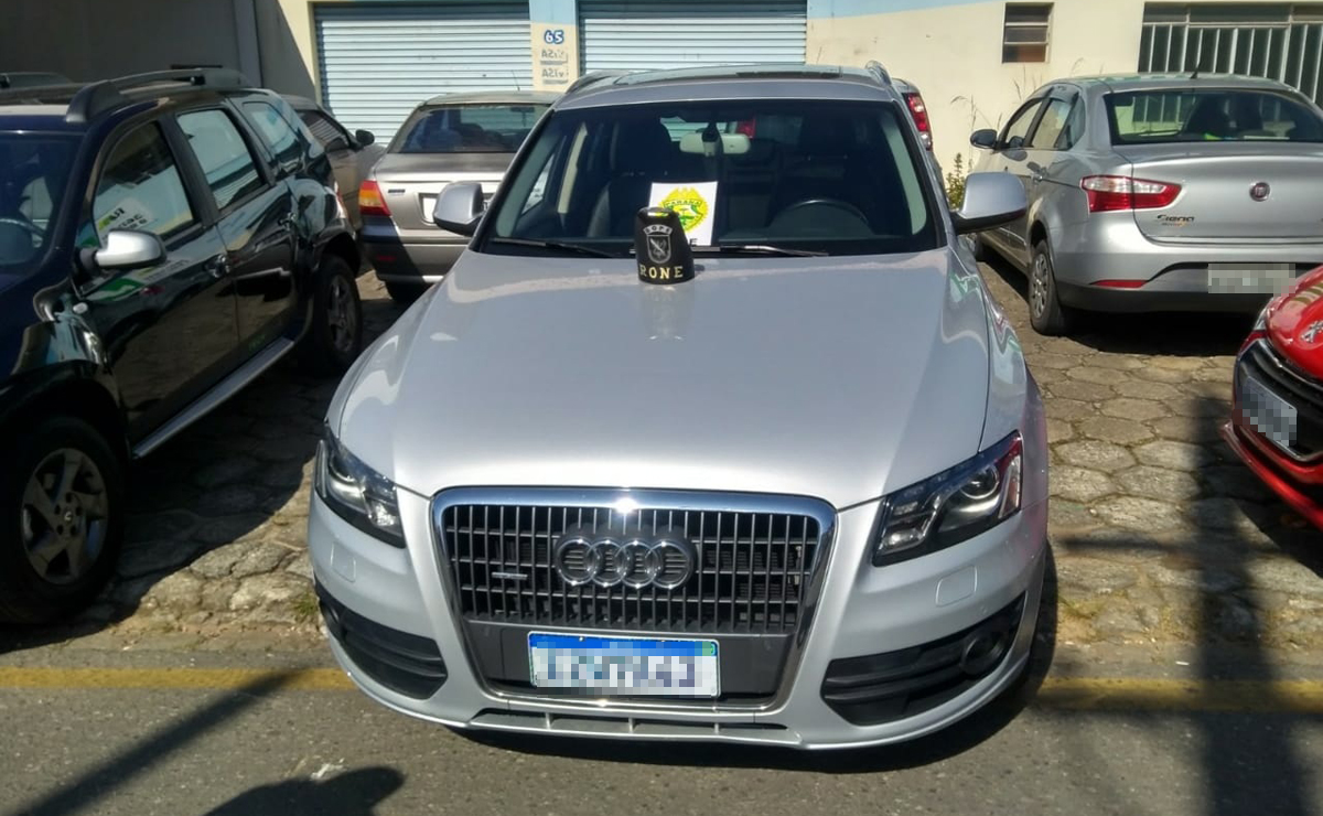 Os três veículos roubados estavam no mesmo lugar. Foto: Gerson Klaina/Tribuna do Paraná