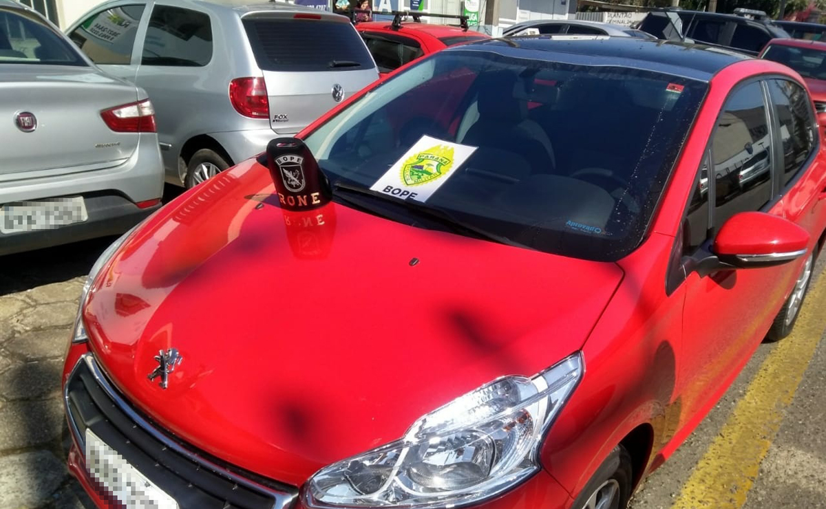 A casa em que foram encontrados os carros estava vazia por dentro. Foto: Gerson Klaina/Tribuna do Paraná 