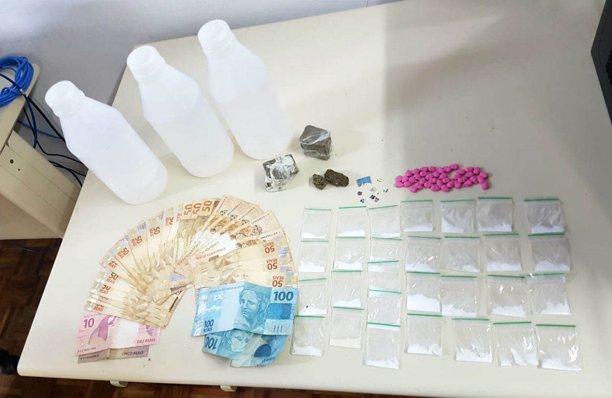 Destaque para os envelopes plásticos com a Cetamina, substância usada na fabricação da nova droga, 'Special K'. Foto: Divulgação/Polícia Civil