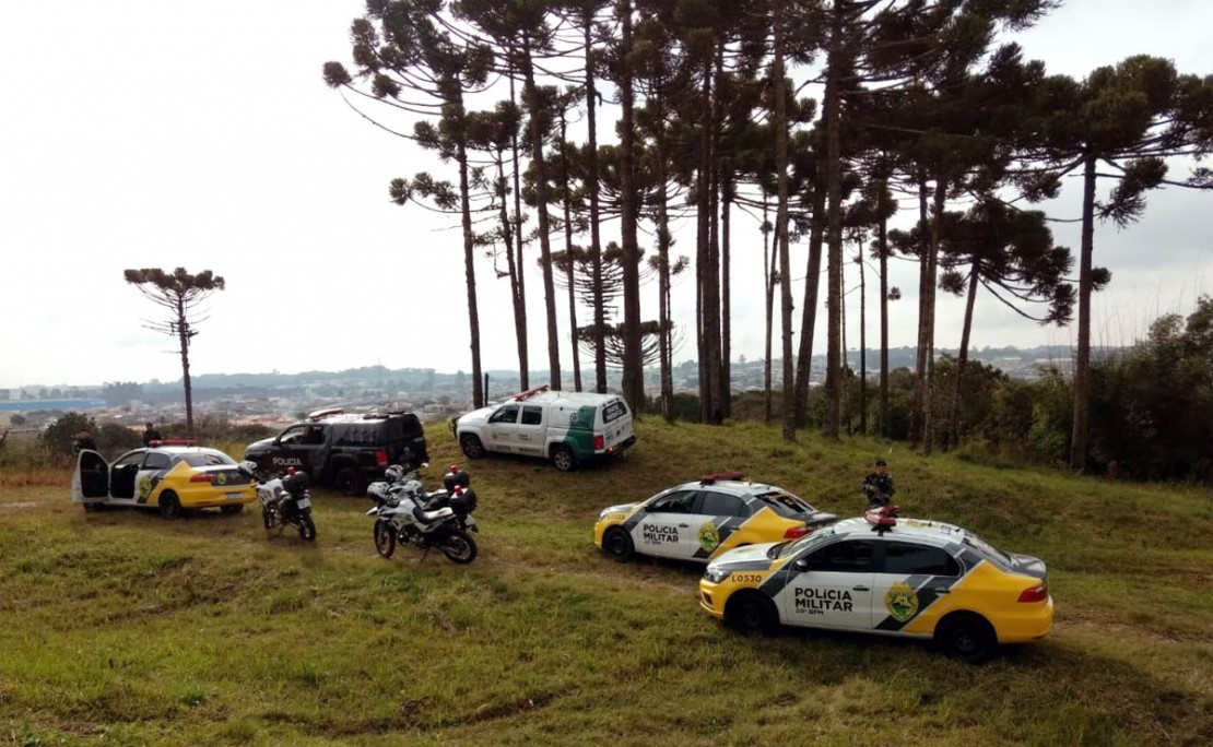 Um helicóptero foi acionado para localizar os foragidos na região. Poucos minutos depois, um dos suspeitos foi morto em confronto.Foto: Gerson Klaina/Tribuna do Paraná