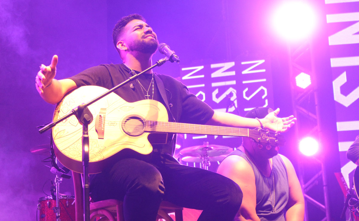 Durante passagem por Curitiba, Dilsinho também contou detalhes de seu novo projeto, que será lançado nesta sexta-feira (5). Foto: Lucas Sarzi/Tribuna do Paraná
