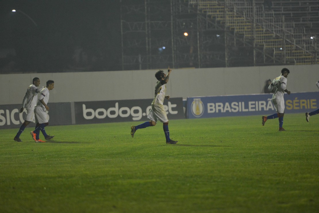 Autor do gol da vitória, Fernando Neto atuou em uma posição um pouco mais ofensiva. Foto: Flávio Neves/Estadão Conteúdo