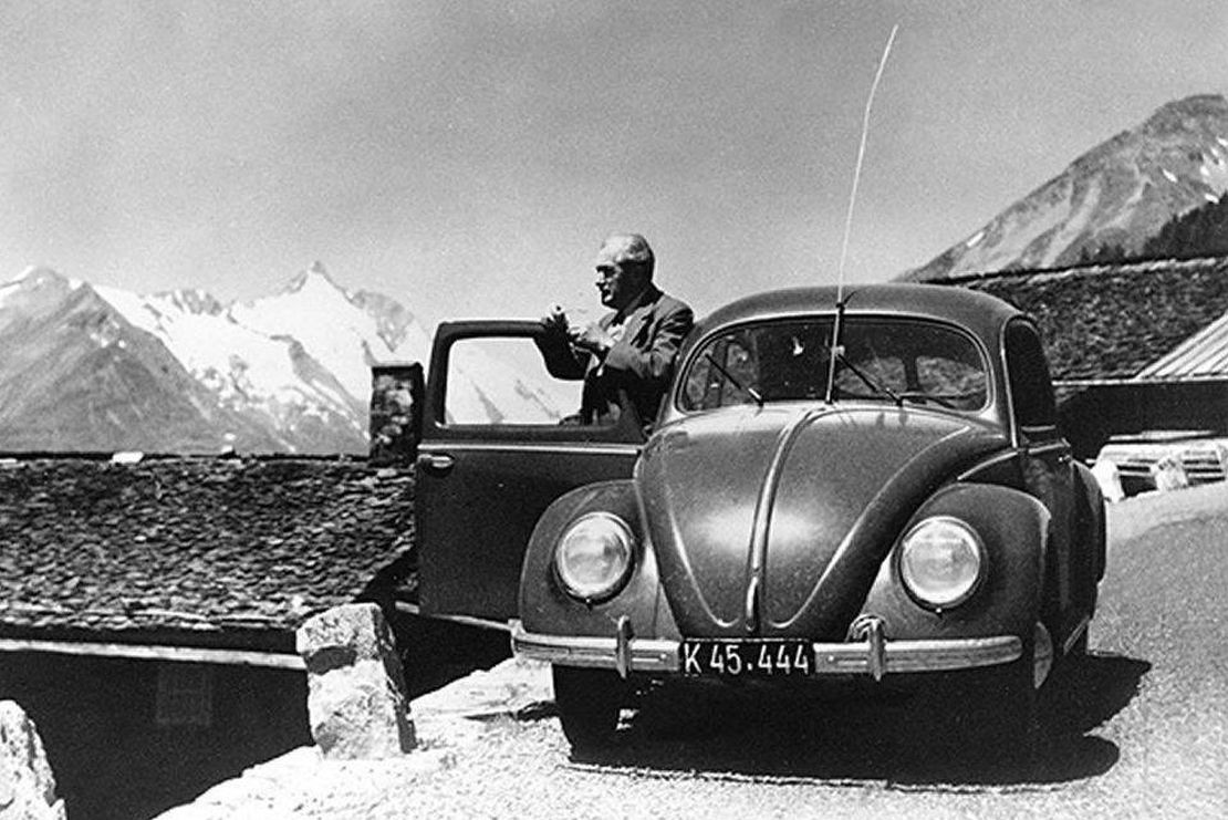 Ferdinand Porsche e sua criação. Foto: Volkswagen / Arquivo