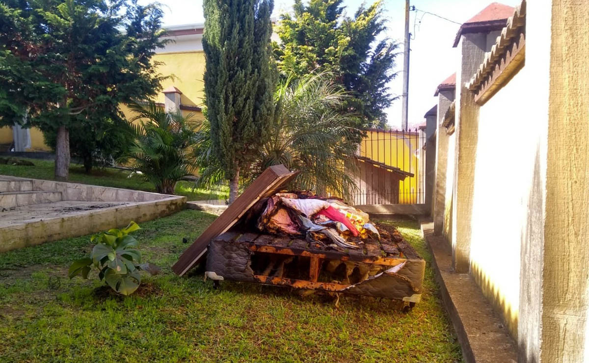 Foco do incêndio estava na cama na qual o idoso estava deitado. Foto: Gerson Klaina/Tribuna do Paraná