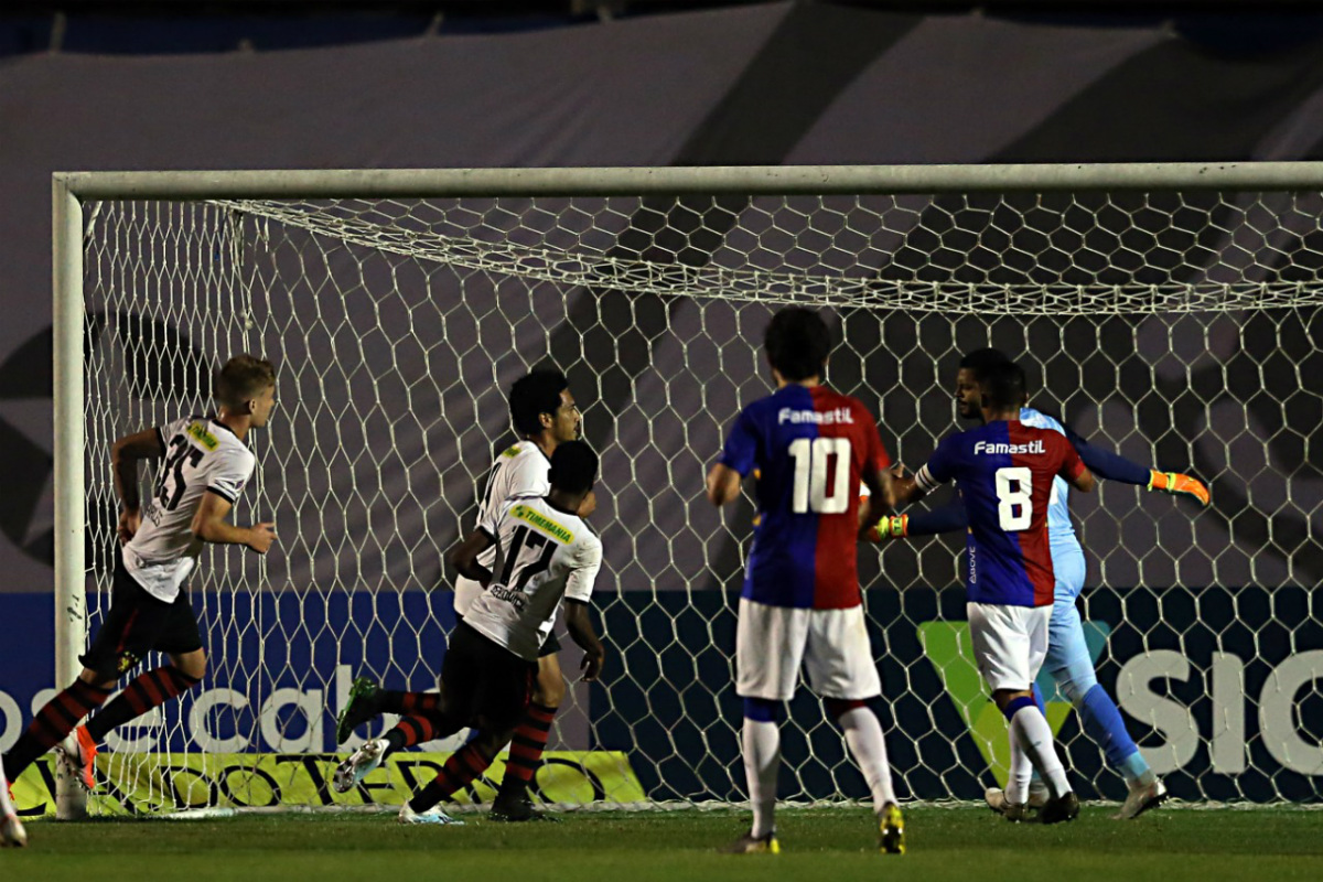 Jogadores do Sport comemoram o gol na Vila. Foto: Albari Rosa