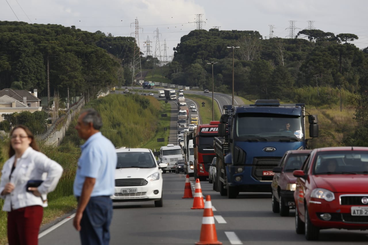 O acidente provocou congestionamento no Contorno. Foto: Átila Alberti / Tribuna do Paraná.