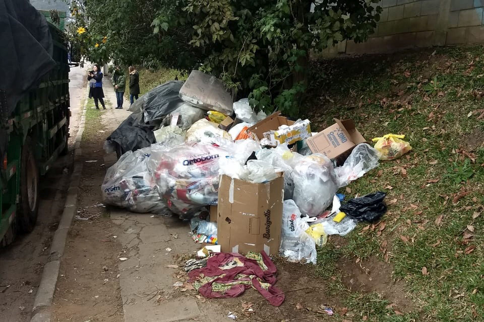 Em mais uma ação integrada a Prefeitura Municipal de Curitiba retirou nesta semana dois caminhões de lixo de uma residência na Vila Pompeia, no bairro Tatuquara. Foto: Divulgação