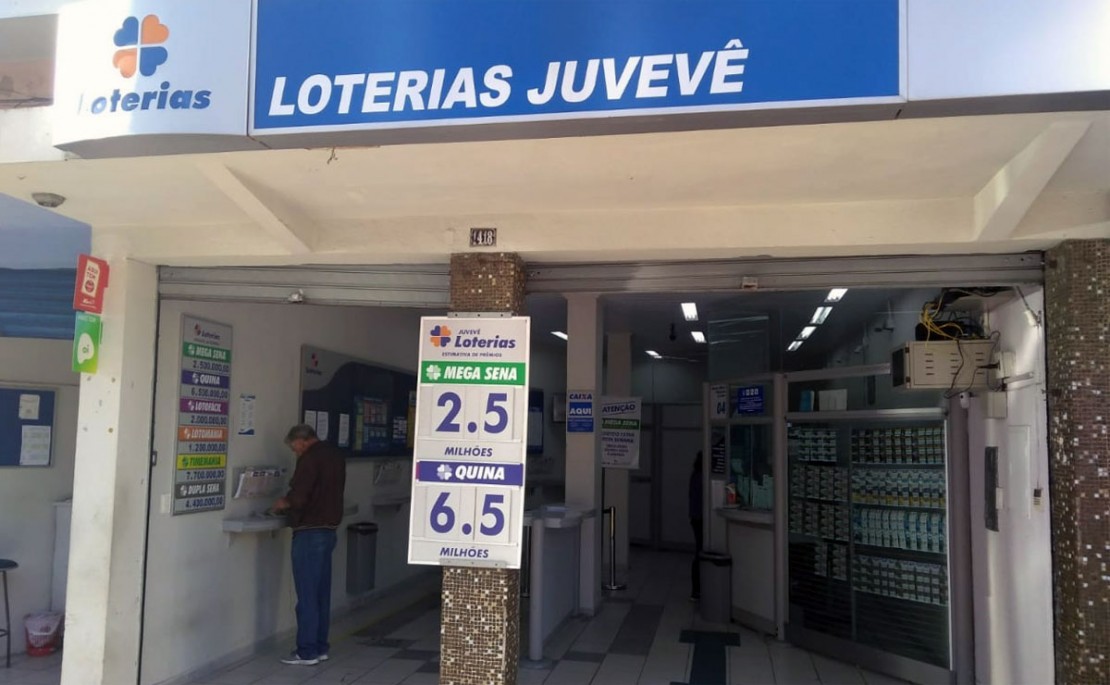 Movimento na lotérica estava aumentando após a aposta que tendeu R$ 8 milhões. Foto: Gerson Klaina/Tribuna do Paraná.