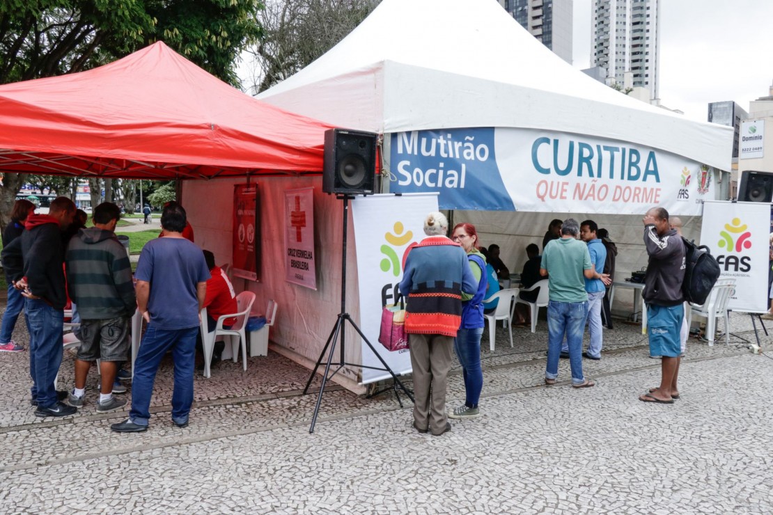 A Prefeitura de Curitiba fará nesta quarta mais um Mutirão Social Curitiba Que Não Dorme para atendimento à população em situação de rua. Foto: Ricardo Marajó/FAS