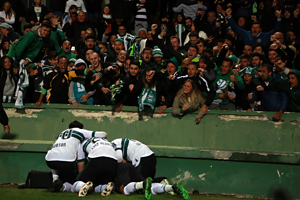 No final da partida, jogadores e torcia comemoraram juntos. Foto: Albari Rosa