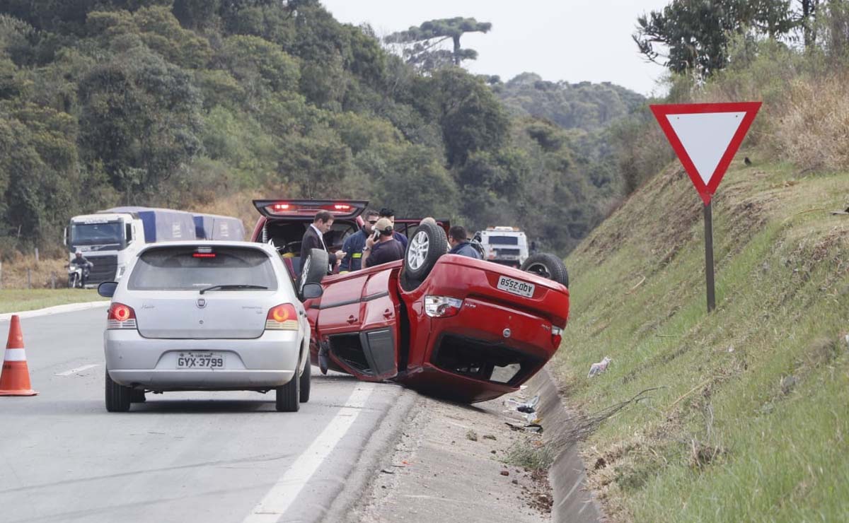 Outro acidente também aconteceu a poucos metros de distância, mas ninguém se feriu. Foto: Átila Alberti/Tribuna do Paraná
