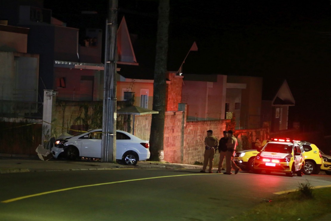 Dois homens morrem em confronto com a PM no bairro Pilarzinho depois de roubarem o carro de um motorista de aplicativo. Foto: Marco Charneski/Tribuna do Paraná