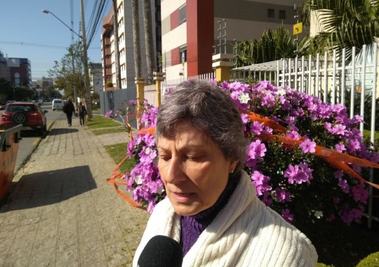 Moradora fala sobre sentimento de voltar ao prédio após explosão de apartamento. Foto: Gerson Klaina / Tribuna do Paraná