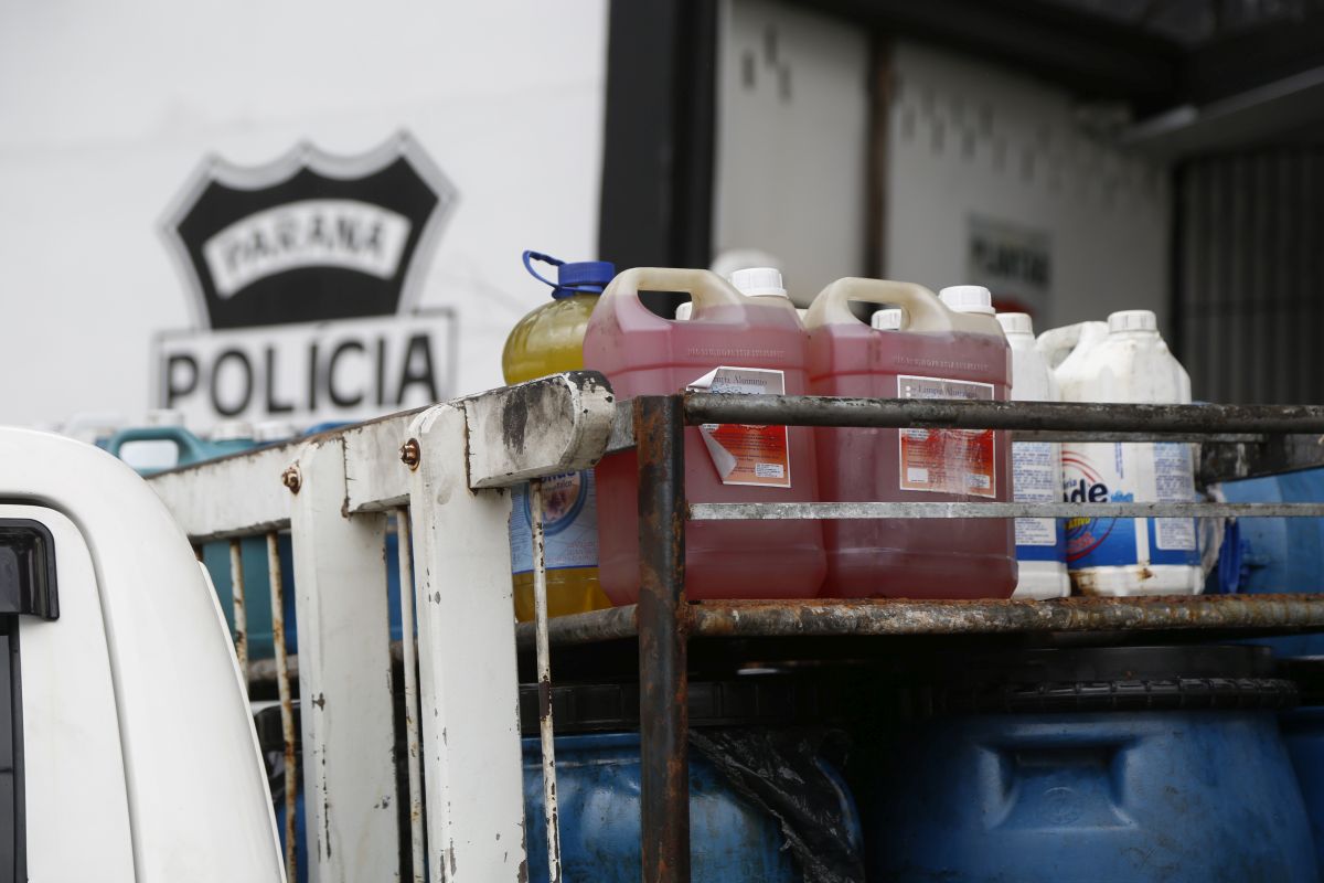 Óleo furtado dos restaurantes. Foto: Átila Alberti / Tribuna do Paraná