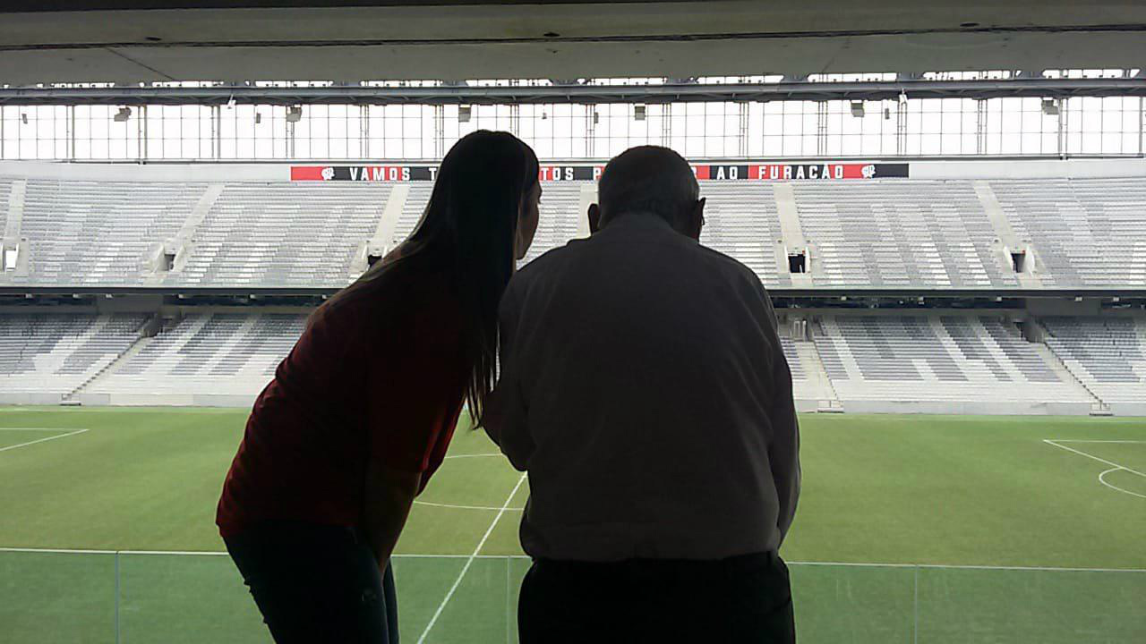 Rafaella e o avô em uma visita à Arena, Os dois tinham uma forte ligação e o Athletico era um elo especial. Foto: Arquivo pessoal