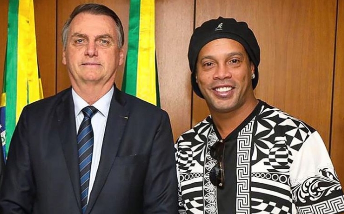 Ronaldinho ao lado do presidente. Foto: Reprodução.