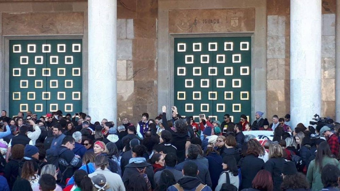 Servidores estaduais ficaram em frente ao Palácio Iguaçu enquanto greve não é finalizada. Foto: Célio Yano/Gazeta do Povo