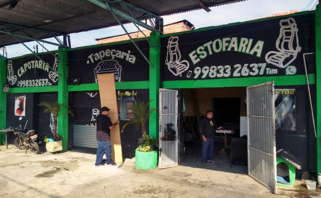 Quando soube do acontecido, o proprietário correu para salvar as filhas que estavam na parte traseira da loja. Foto: Gerson Klaina/Tribuna do Paraná.