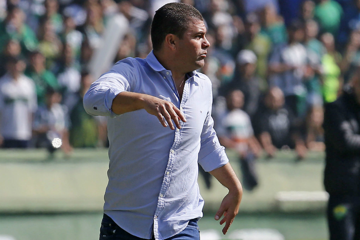 Umberto Louzer vê Coritiba criando boas chances, mas não aproveitando para buscar as vitórias. Foto: Hedeson Alves