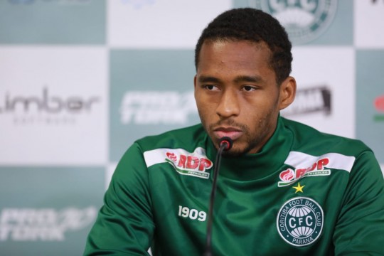 Matheus Sales ressalta dedicação do elenco alviverde. Foto: Felipe Rosa.