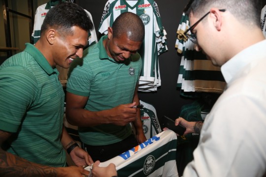 Robson e Rodrigão autografando camisas. Foto: Lineu Filho