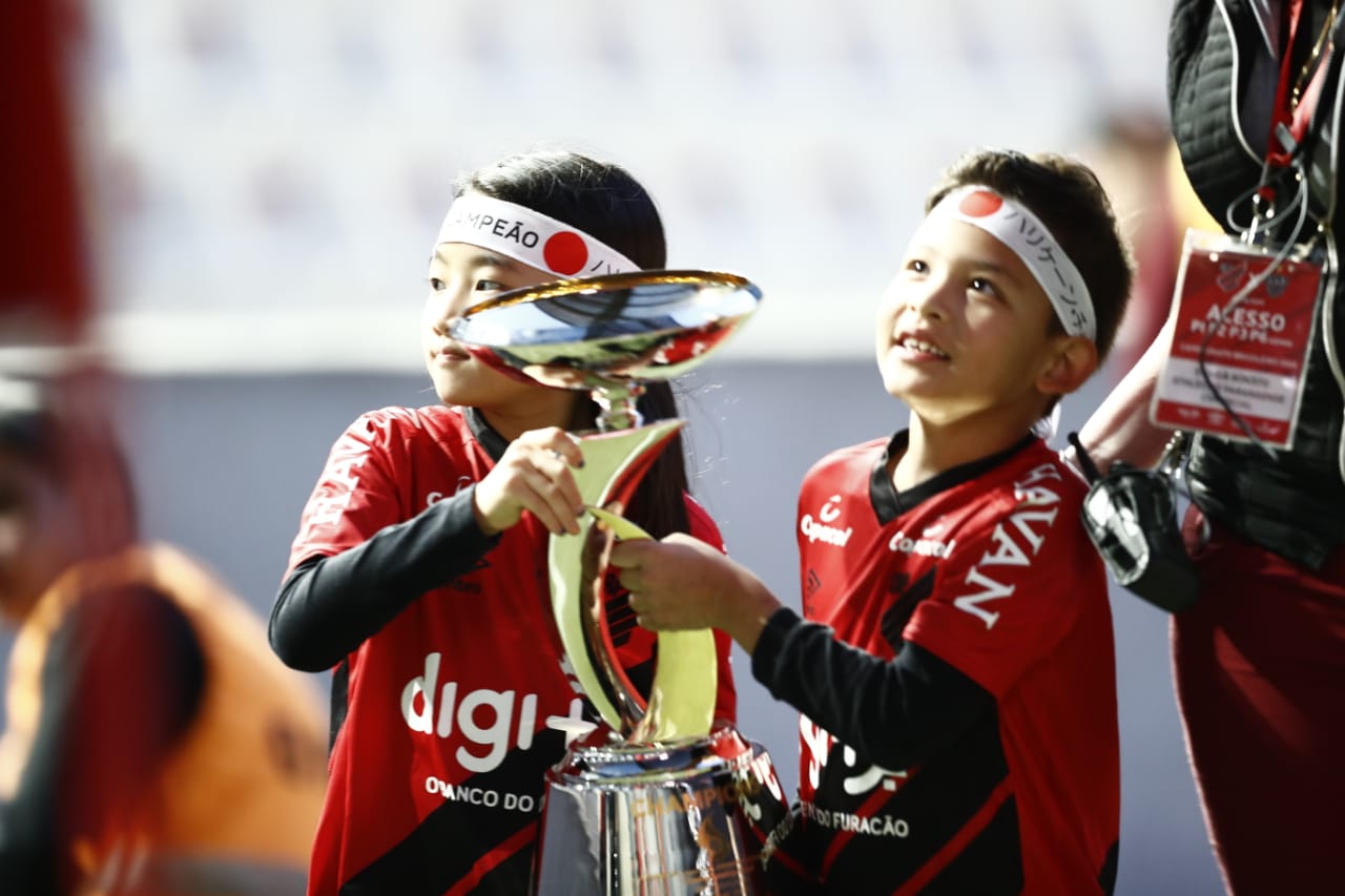 Troféu da Levain Cup é apresentado à torcida rubro-negro. Foto: Jonathan Campos