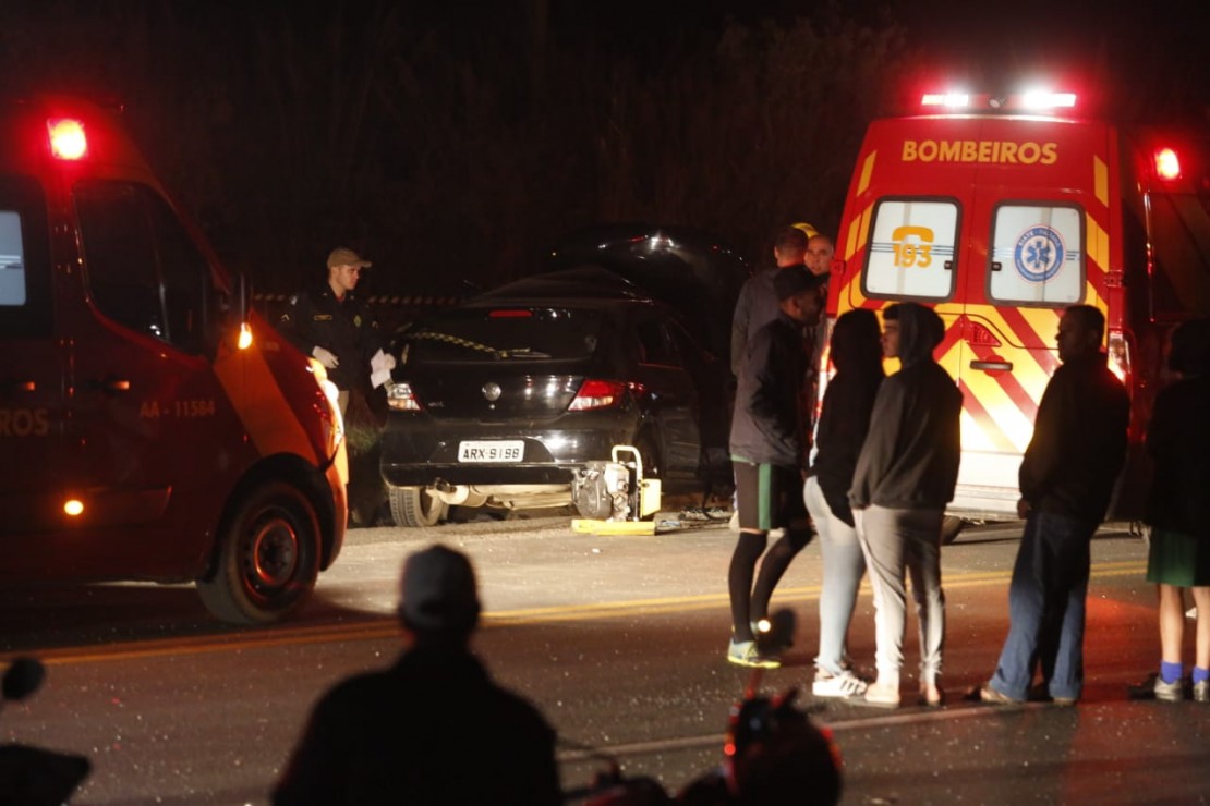 Dois morreram e outros quatro ficaram feridos em acidente na Rodovia dos Minérios. Foto: Lineu Filho/Tribuna do Paraná