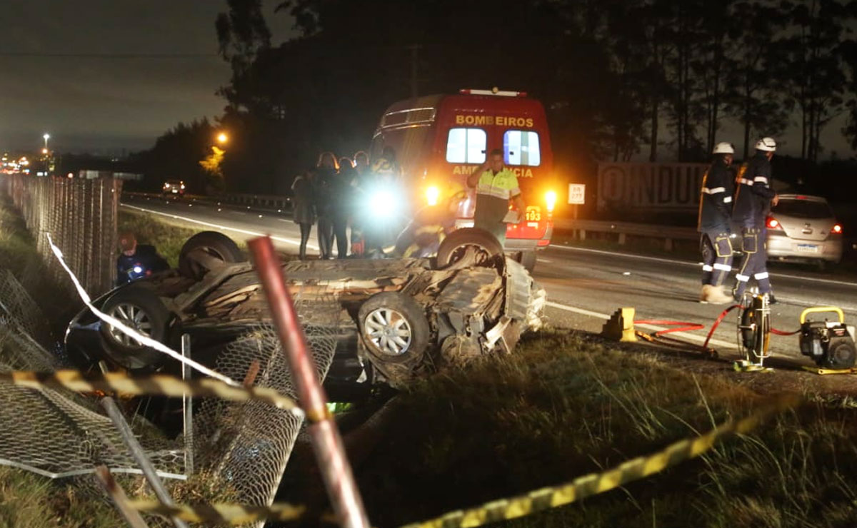 Suspeito de roubar o carro morreu no acidente. Foto: Lineu Filho/Tribuna do Paraná.