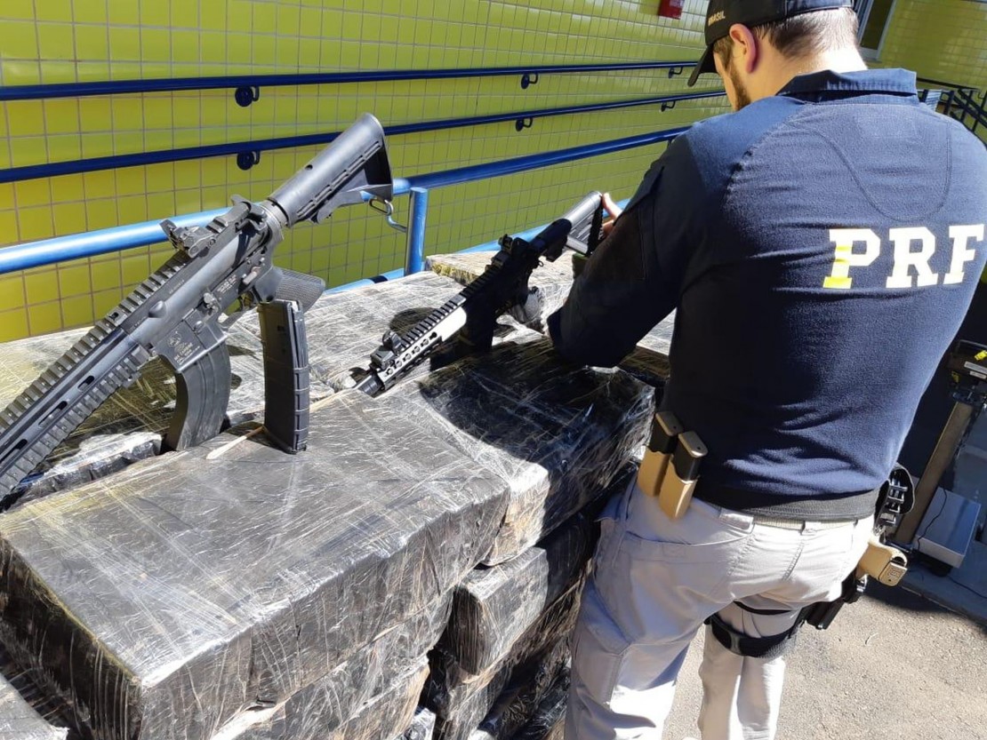 Armas e drogas eram transportadas em um fundo falso de uma carreta. Foto: Divulgação/PRF