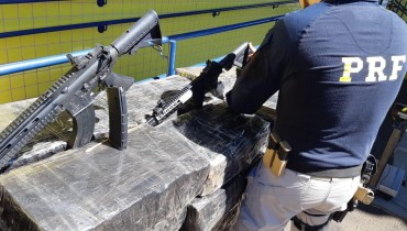 Armas e drogas eram transportadas em um fundo falso de uma carreta. Foto: Divulgação/PRF