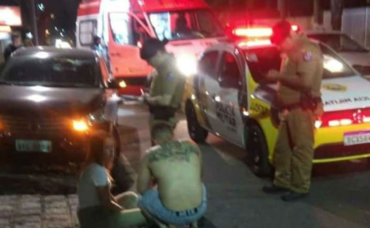 Tanto o motorista quanto os passageiros ficaram feridos. Foto: Reprodução/Whatsapp