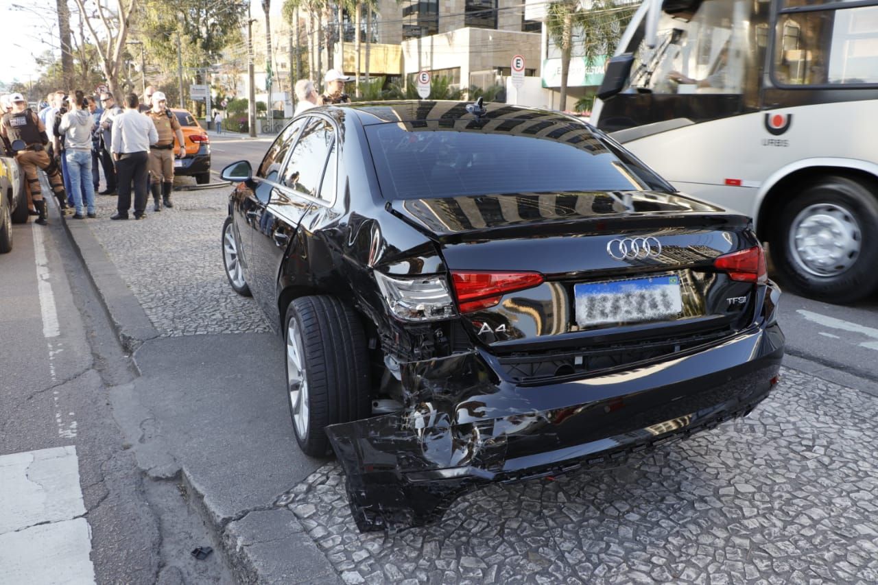 Motorista furou o sinal e causou u m engavetamento no Centro Cívico. Foto: Átila Alberti/Tribuna do Paraná