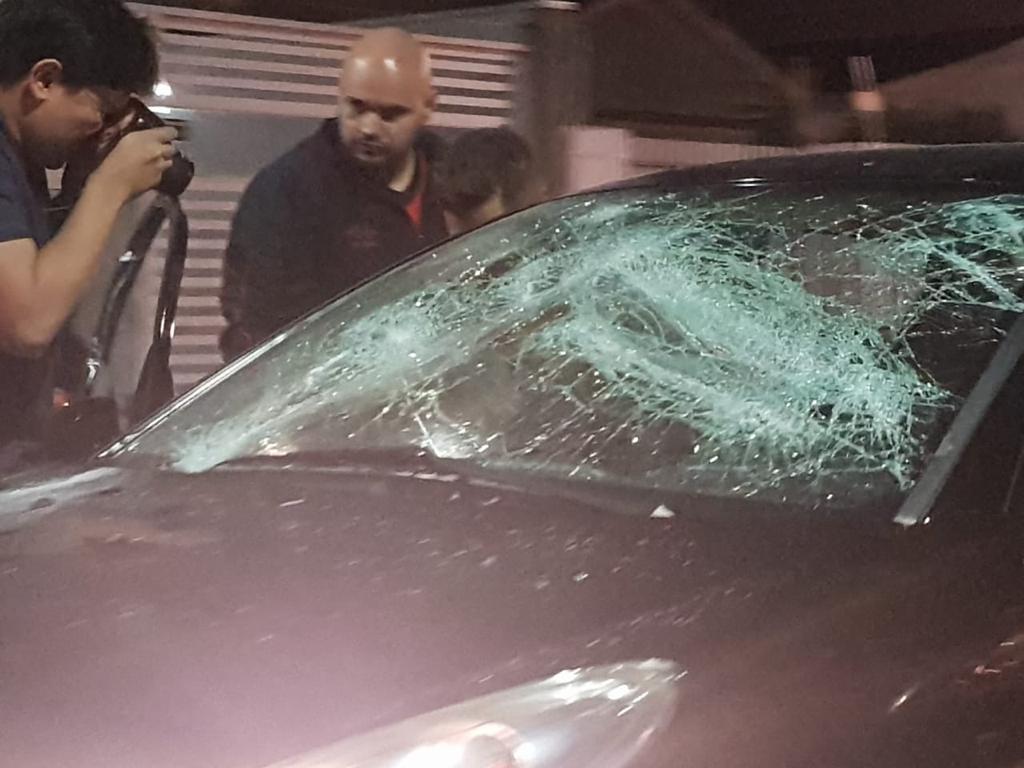 Após o jogo houve mais confusão e um carro ficou destruído. Foto: Reprodução