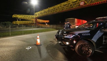 Confronto em SJP ocorreu depois que o suspeito desobedeceu a ordem dos policiais da Rone. Foto: Lineu Filho/Tribuna do Paraná.