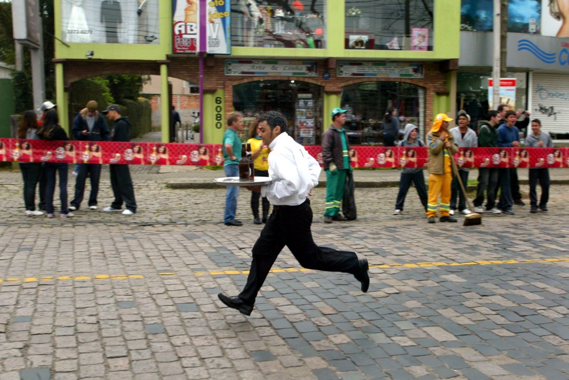 17ª edição da Corrida dos Garçons vai fechar a Manoel Ribas na próxima segunda. Foto: Daniel Caron/Arquivo/Tribuna do Paraná