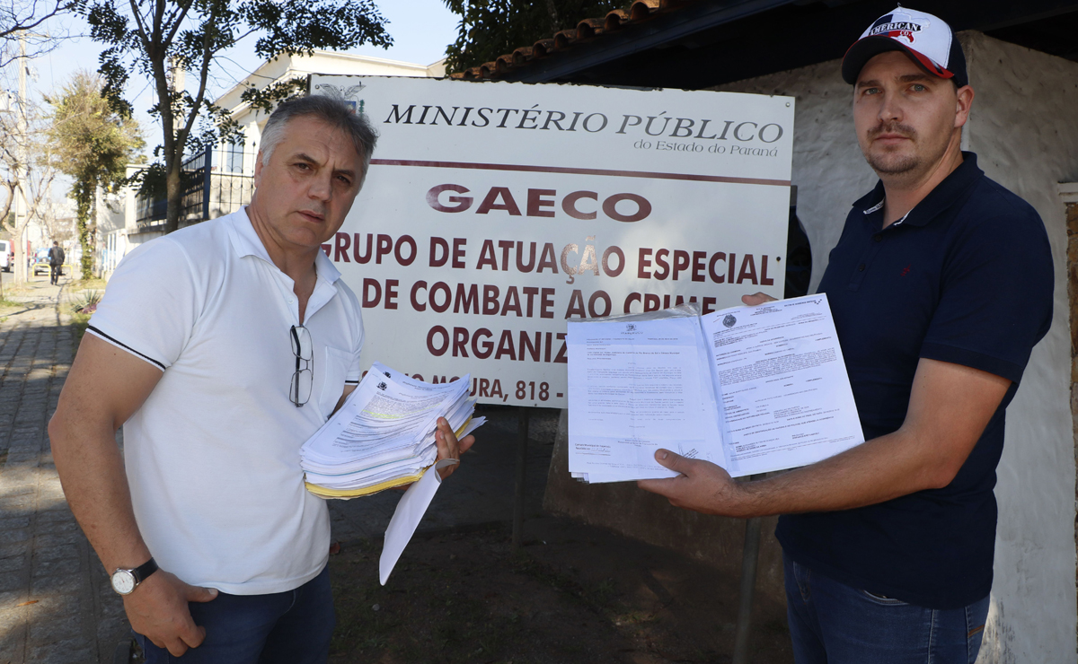 Vereadores estiveram no Gaeco nesta quinta-feira (29), para protocolar a denúncia. Foto: Átila Alberti/Tribuna do Paraná