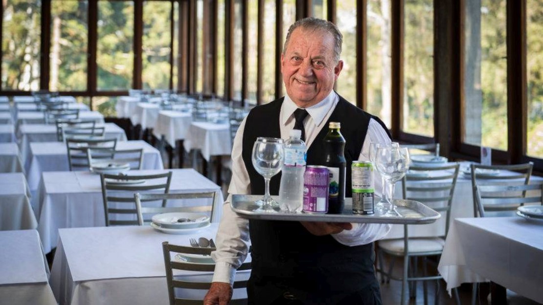 Dirceu Boscardin trabalha há 45 anos no Cascatinha, um dos restaurantes mais tradicionais de Santa Felicidade. Foto: Letícia Akemi/Gazeta do Povo