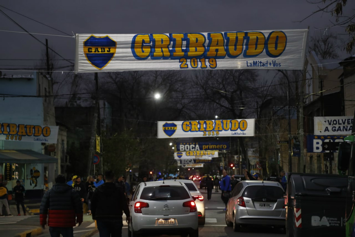 Diversas faixas dos candidatos à presidência do Boca estavam espalhadas nos arredores da Bombonera. Foto: Jonathan Campos