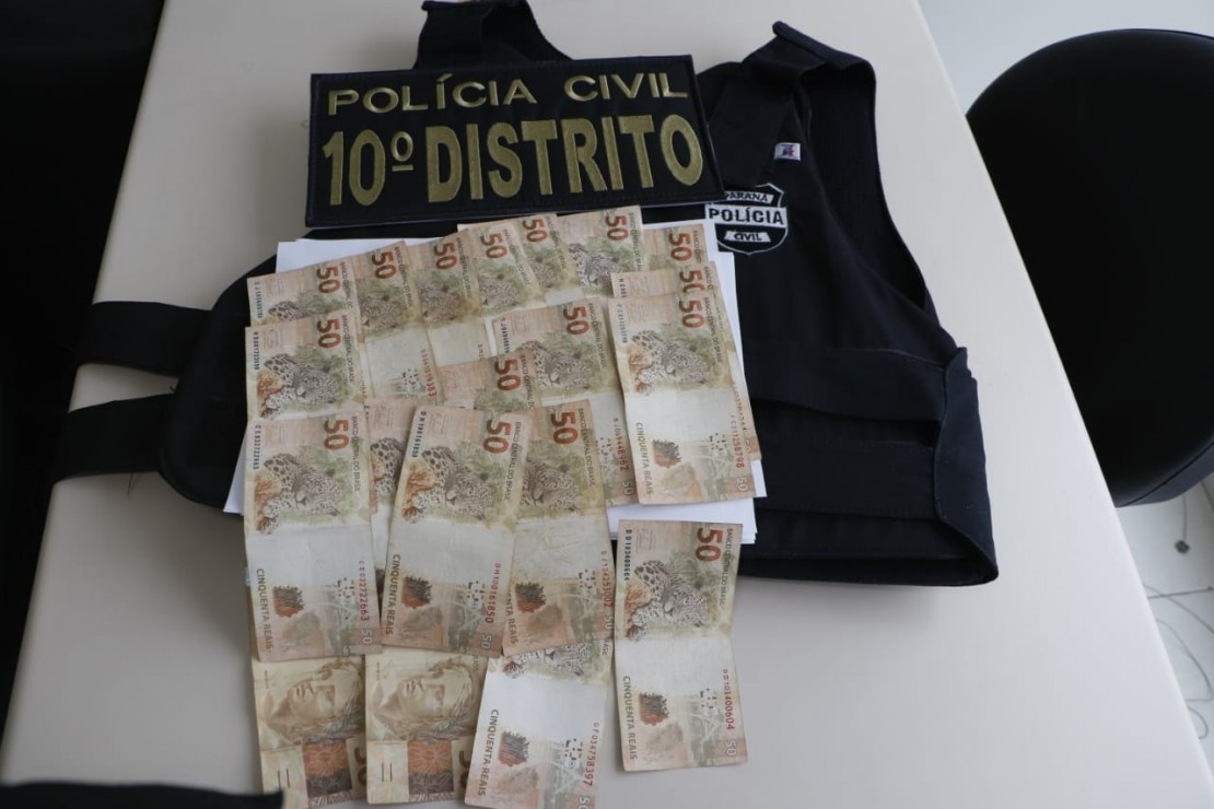Empresário entregou R$ 1 mil em dinheiro à mulher após ser chantageado. Polícia armou o flagrante e prendeu ela no ato da entrega. Foto: Átila Alberti/Tribuna do Paraná