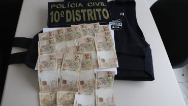 Empresário entregou R$ 1 mil em dinheiro à mulher após ser chantageado. Polícia armou o flagrante e prendeu ela no ato da entrega. Foto: Átila Alberti/Tribuna do Paraná